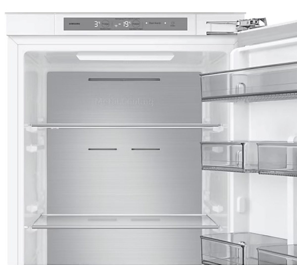 Otwarta, pusta, biała lodówka z widocznymi półkami i szufladami.