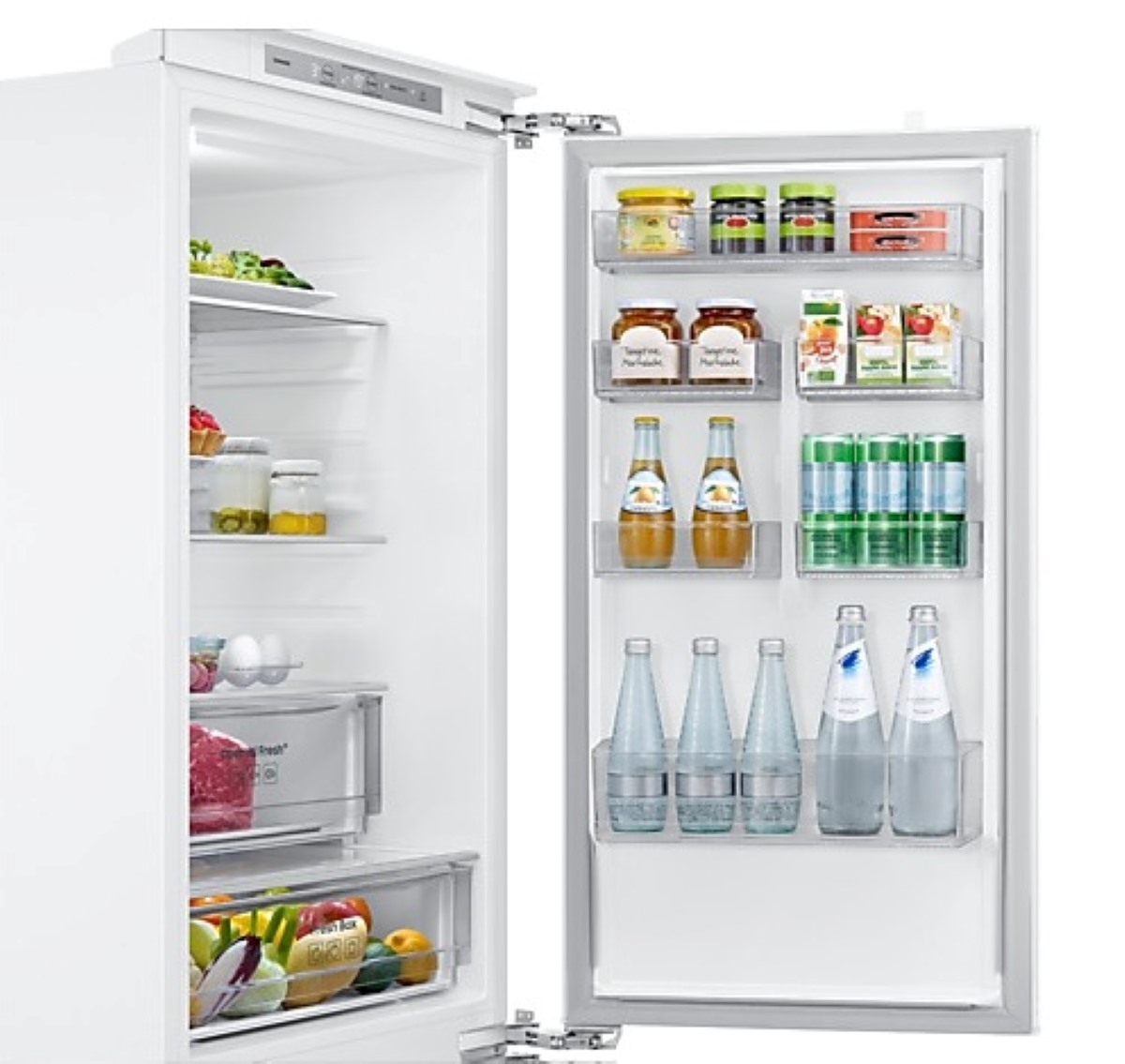 Otwarta lodówka wypełniona produktami spożywczymi na półkach.