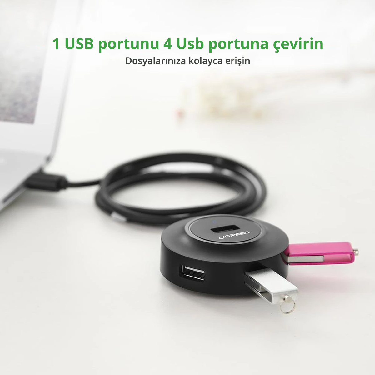 Bağlı bir dizüstü bilgisayara sahip siyah bir USB hub. İki adet USB sürücü takılıdır. Hub, siyah bir kabloyla dizüstü bilgisayara bağlıdır.