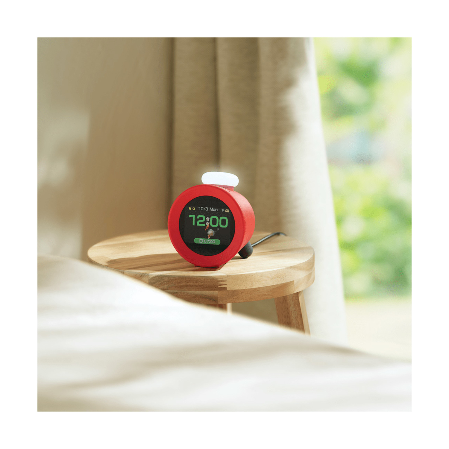 Un orologio rosso su un piccolo tavolo di legno. L'orologio mostra '12:00' sul suo schermo.