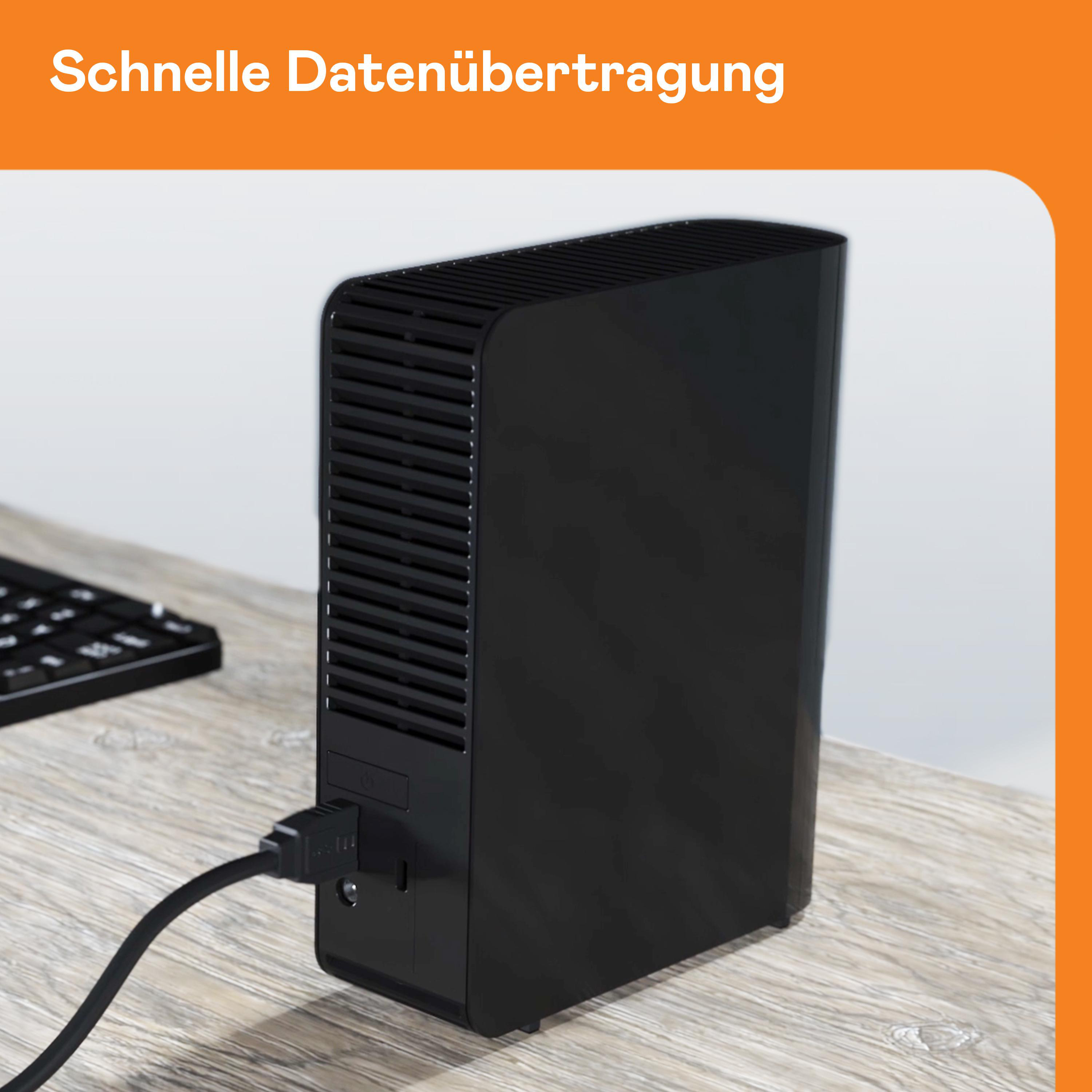 Schwarze externe Festplatte mit Kabel an ein Keyboard auf einem Holztisch.