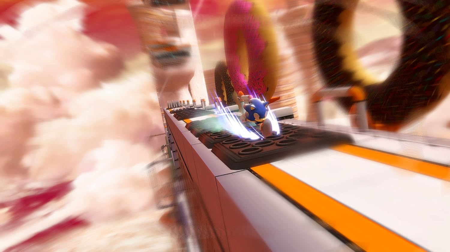 Sonic the Hedgehog rennt auf einer Plattform mit einer blauen Spur und einem bewölkten, rosa Himmels Hintergrund.