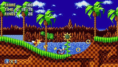 Sonic und Tails rennen, mit Ringen und einer Schleife, auf einem grünen Hügel, vor blauem Himmel.