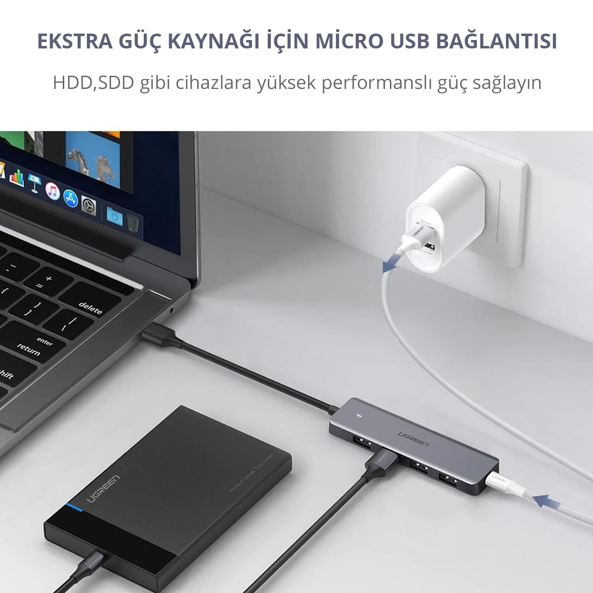 Ekstra güç kaynağı için bir hub'a, bir sabit sürücüye ve bir güç adaptörüne bağlı bir dizüstü bilgisayar.