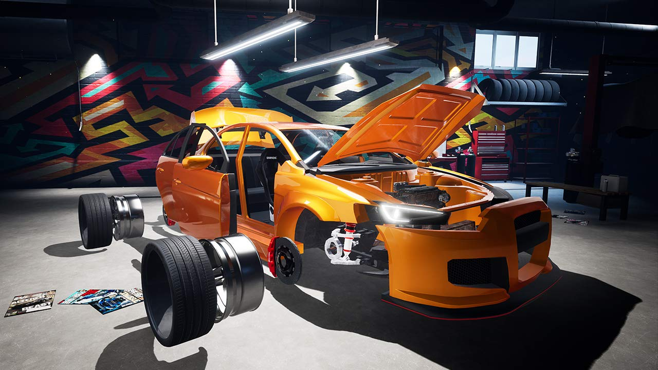 Ein orangefarbenes Auto mit offener Motorhaube und ausgelegten Reifen in einer Garage mit Graffiti.