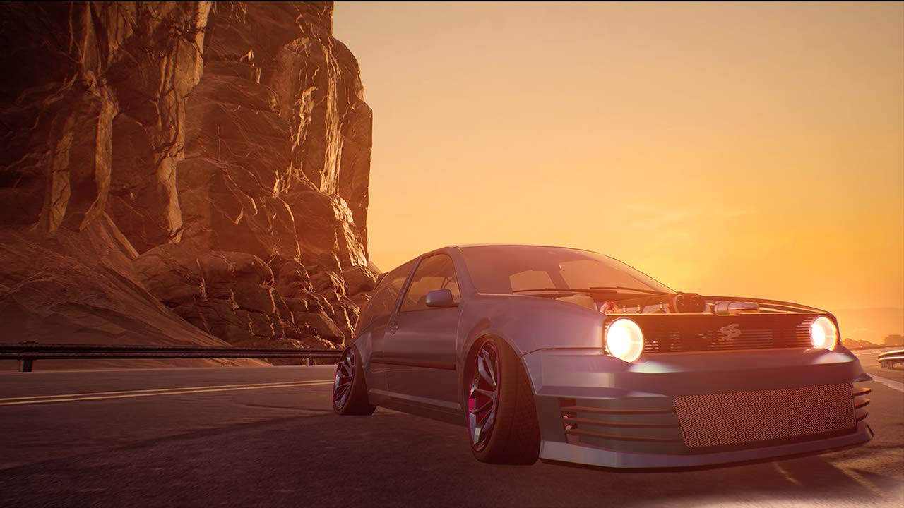 Graues Auto auf einer Straße bei Sonnenuntergang. Motorhaube offen. Berge und Himmel im Hintergrund.
