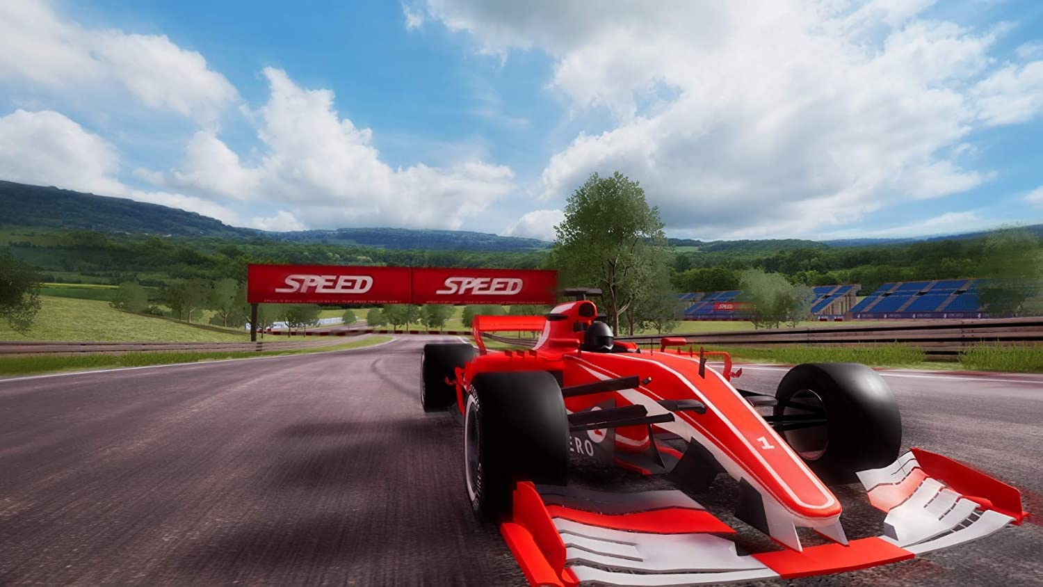 Ein rotes Rennauto ist auf einer Rennstrecke. Der Hintergrund ist ein grünes Feld und ein blauer Himmel.