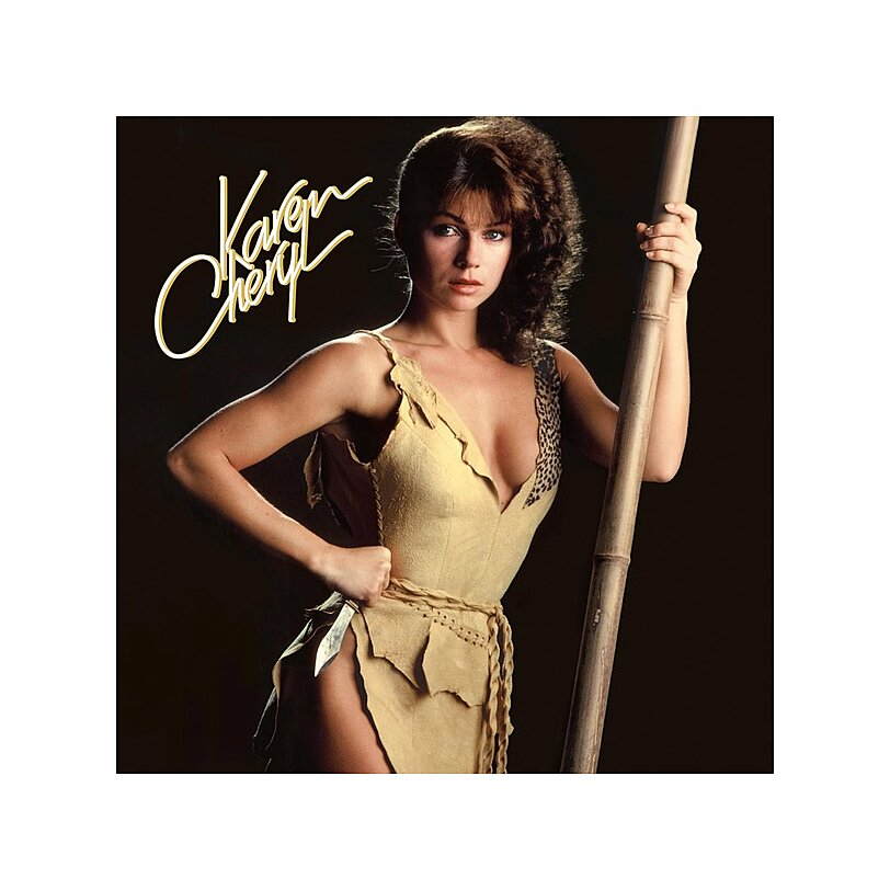 Albumhoes, vrouw in kostuum met staf, titel: Karen Cheryl.