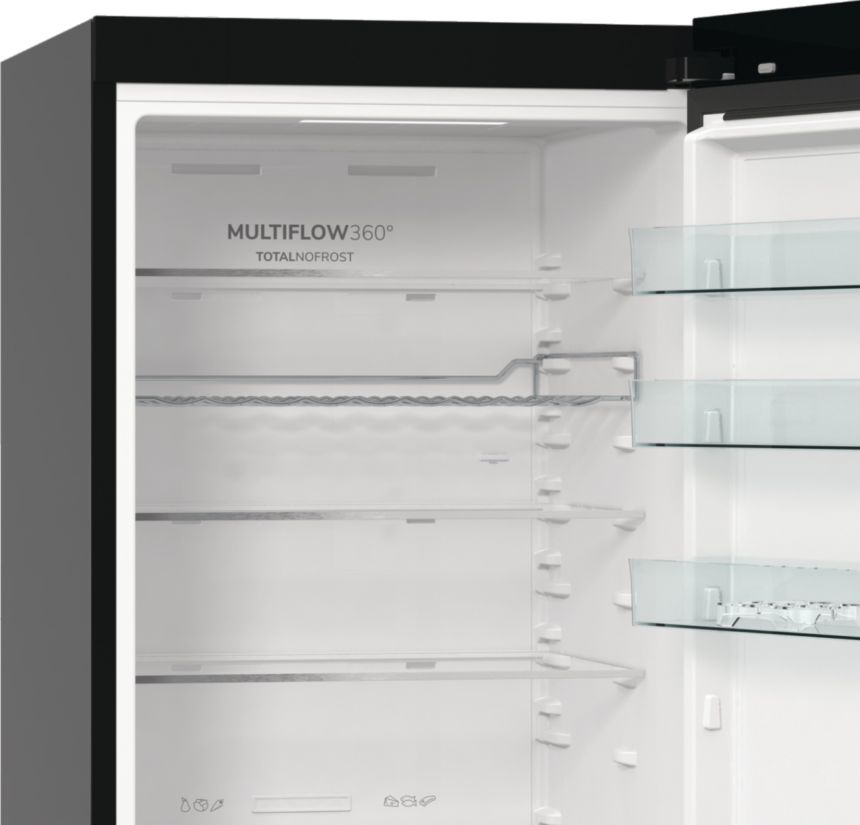 Nyitott fehér hűtőszekrény belseje. Látható polcok, MultiFlow360° és Total No Frost funkciók.