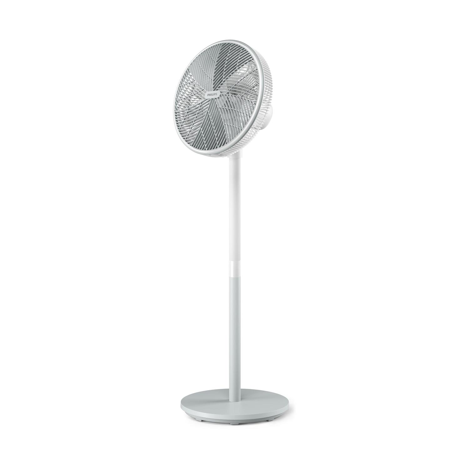 Ventilatore da terra bianco su base bianca, design semplice, su sfondo bianco.