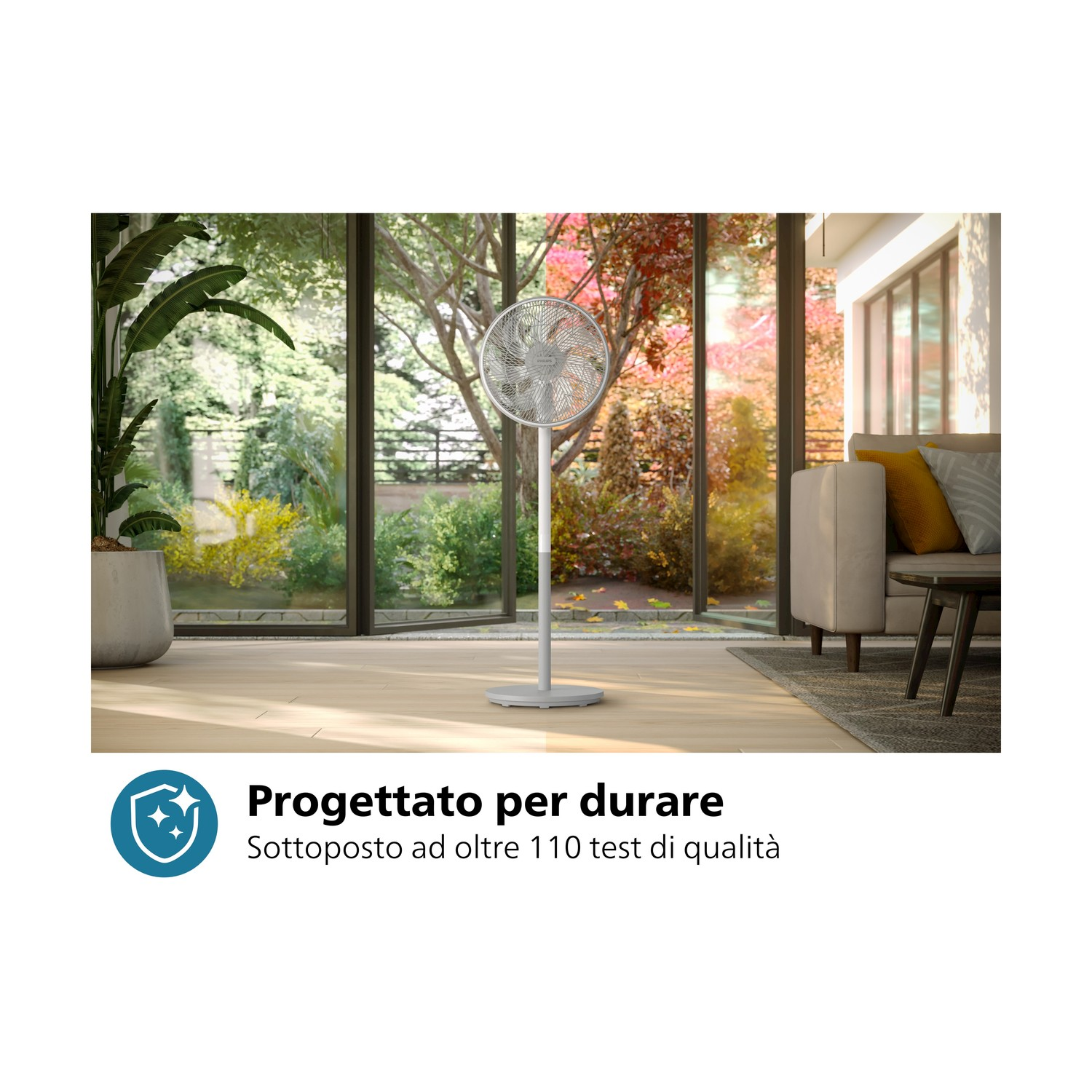 Ventilatore bianco su un supporto in un moderno soggiorno, che promuove la sua durata e qualità.