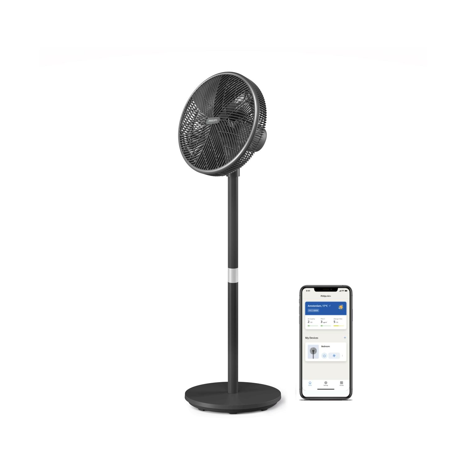 Ventilatore da terra nero con telefono che mostra app meteo, su sfondo bianco.