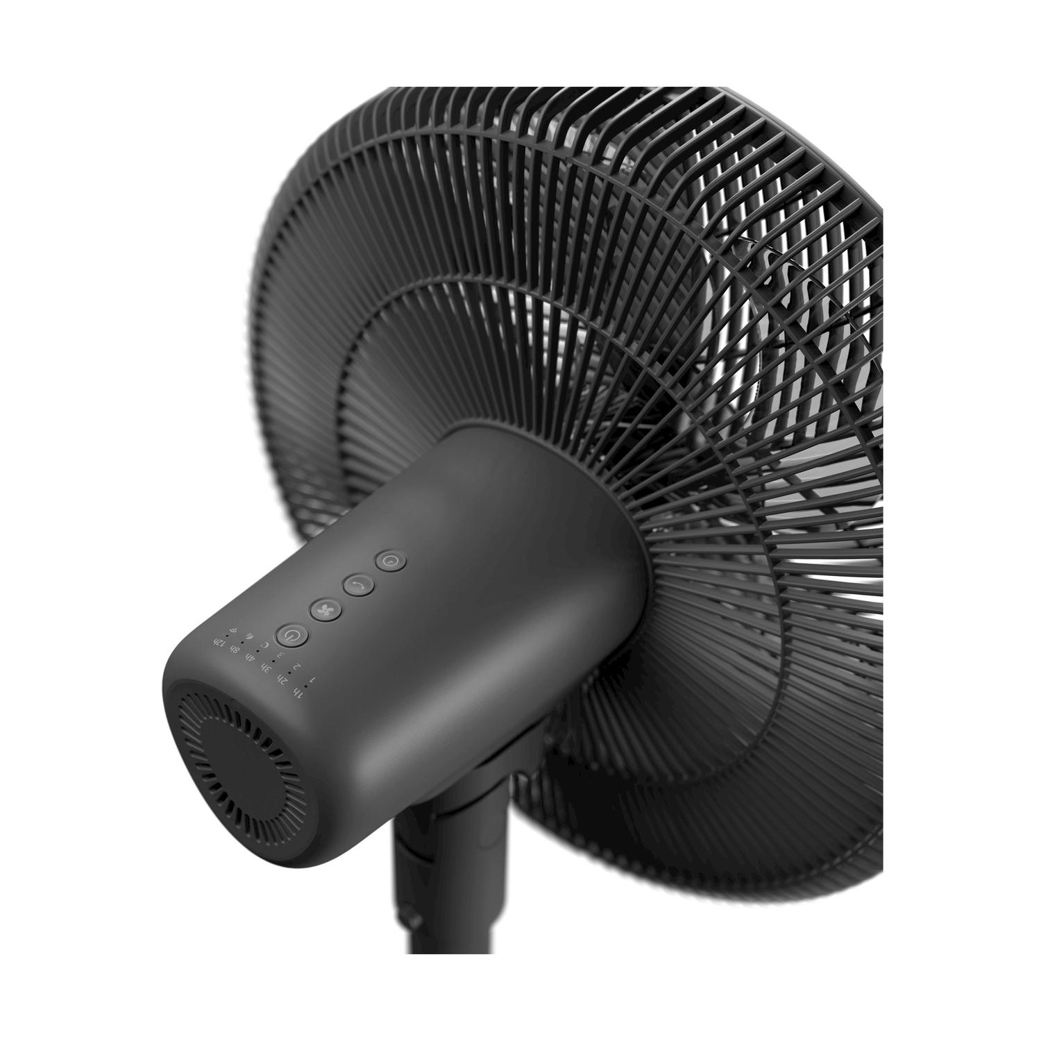 Un ventilatore elettrico nero con una protezione curva e pulsanti di controllo. Il ventilatore è su sfondo bianco.