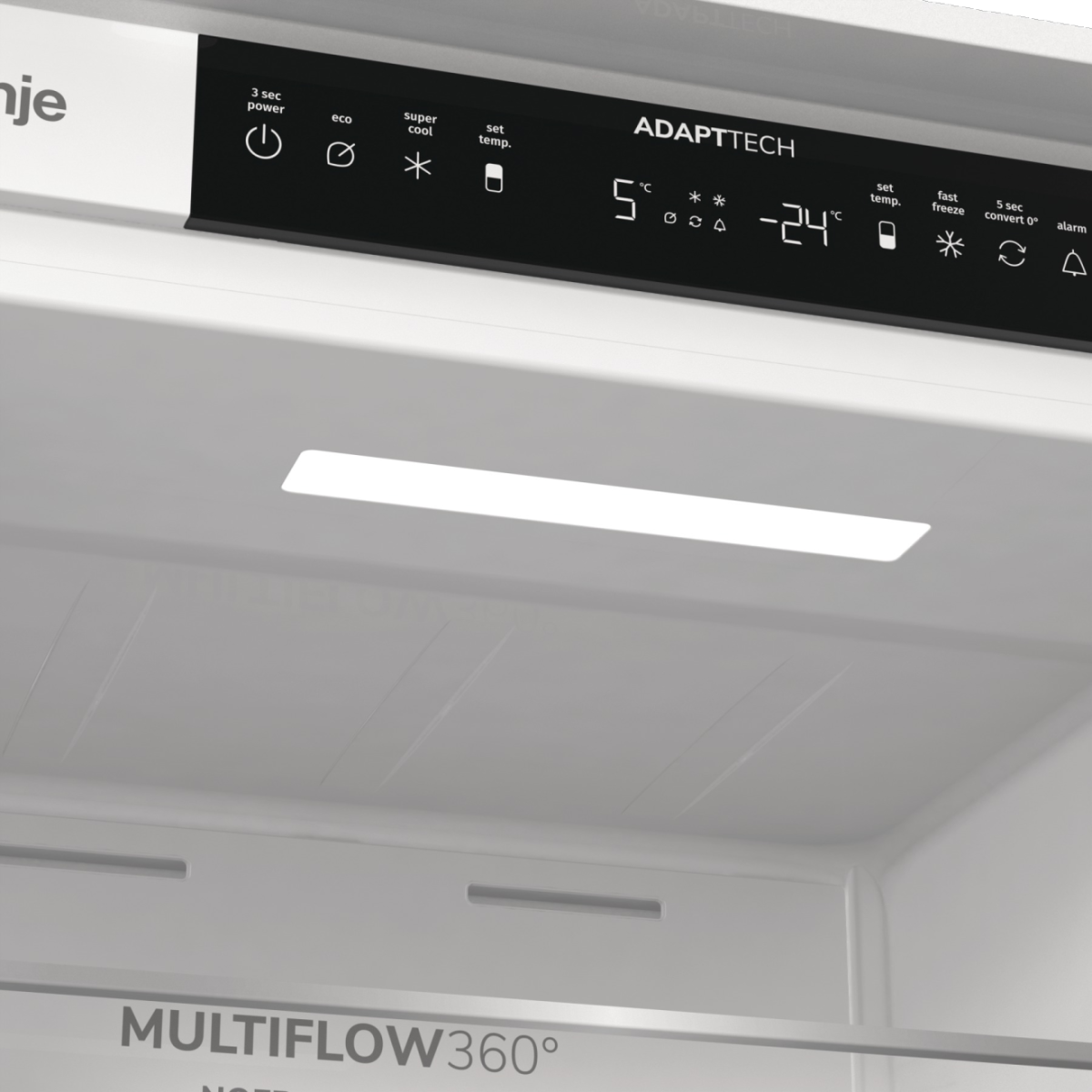 A hűtőszekrény vezérlőinek közeli képe, amely a hőmérséklet beállításokat és a MultiFlow360° címkét mutatja.