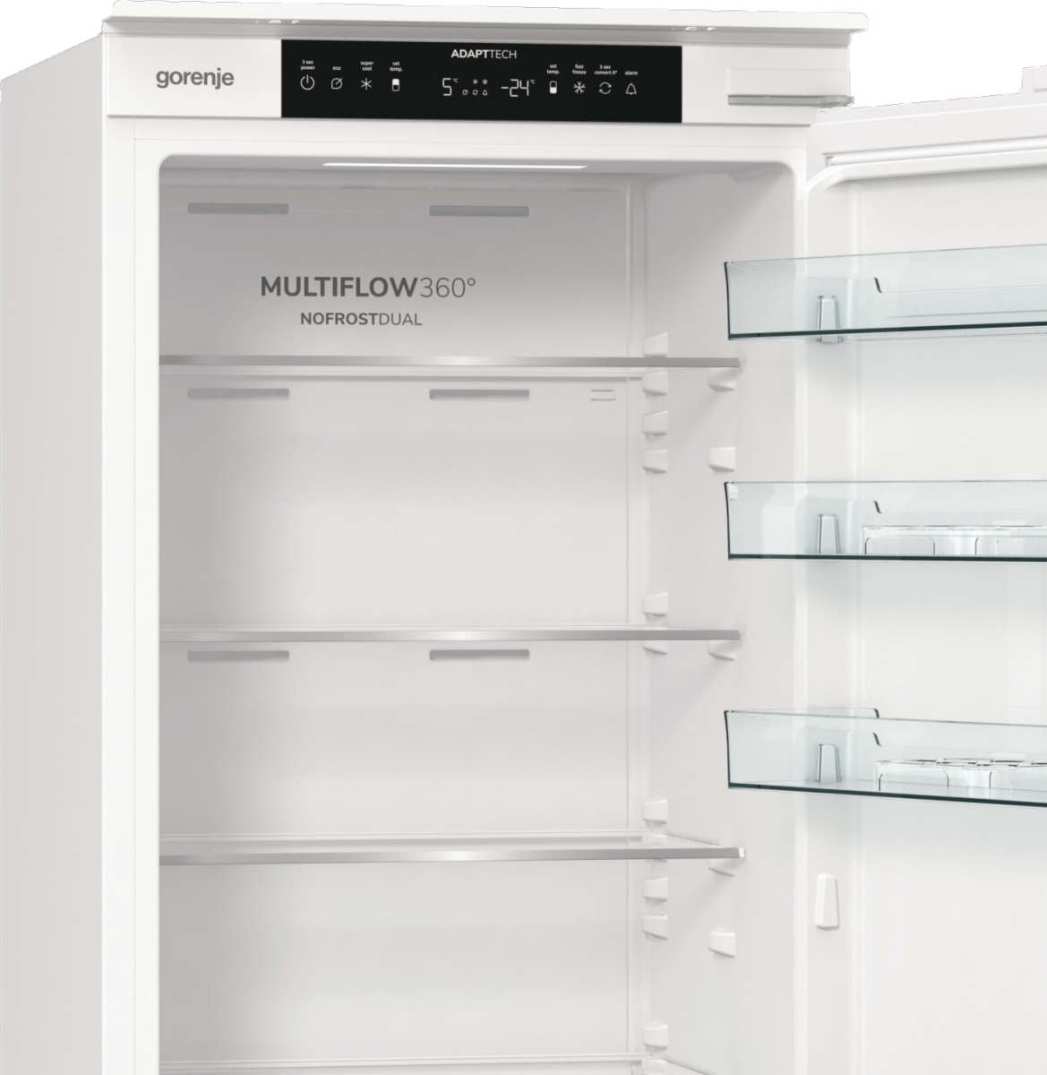 Egy nyitott fehér Gorenje hűtőszekrény üvegpolcokkal és a látható AdaptTech funkcióval.
