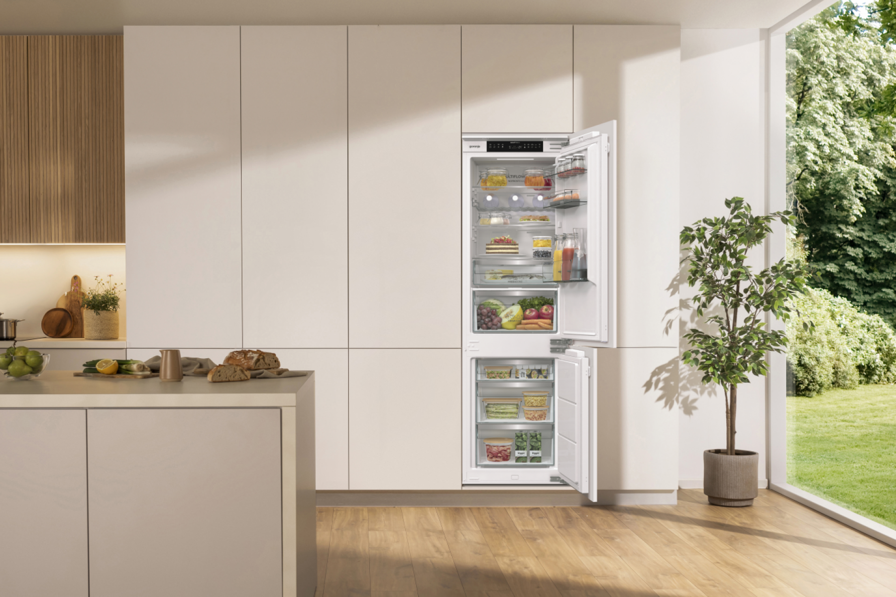 Egy üres hűtőszekrény közelképe. A Gorenje, AdaptTech és MultyFlow360° logók láthatók.