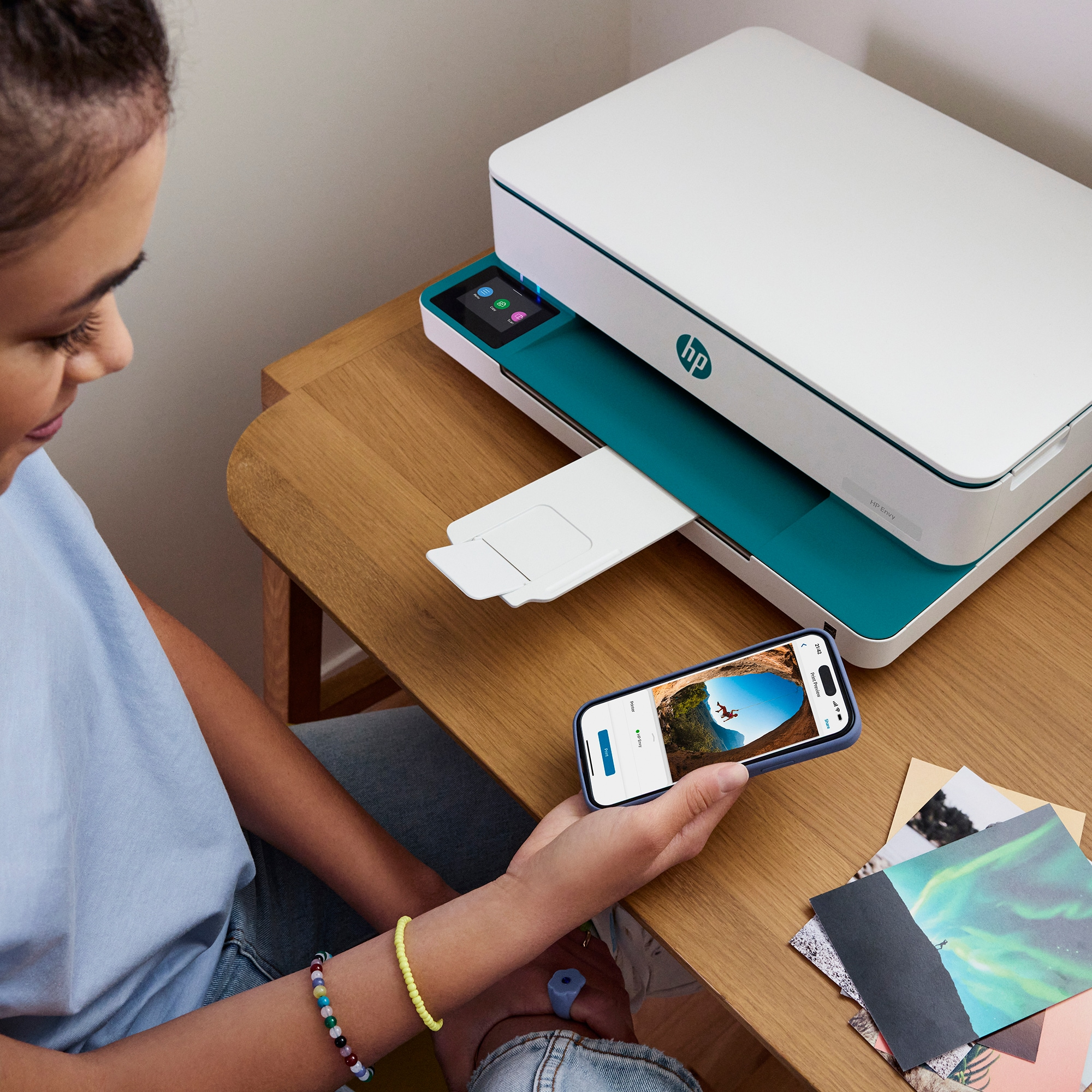 Wyświetlana jest obudowa telefonu, tekst brzmi 2-in-1 Wallet Case.