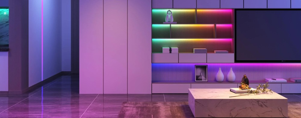 Nowoczesny salon z kolorowym oświetleniem LED. Posiada telewizor, sofę, stolik kawowy i elementy dekoracyjne.