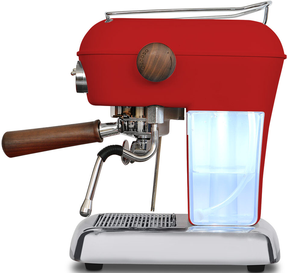 Machine à expresso rouge avec accents en bois, détails chromés et réservoir d'eau, sur fond blanc.