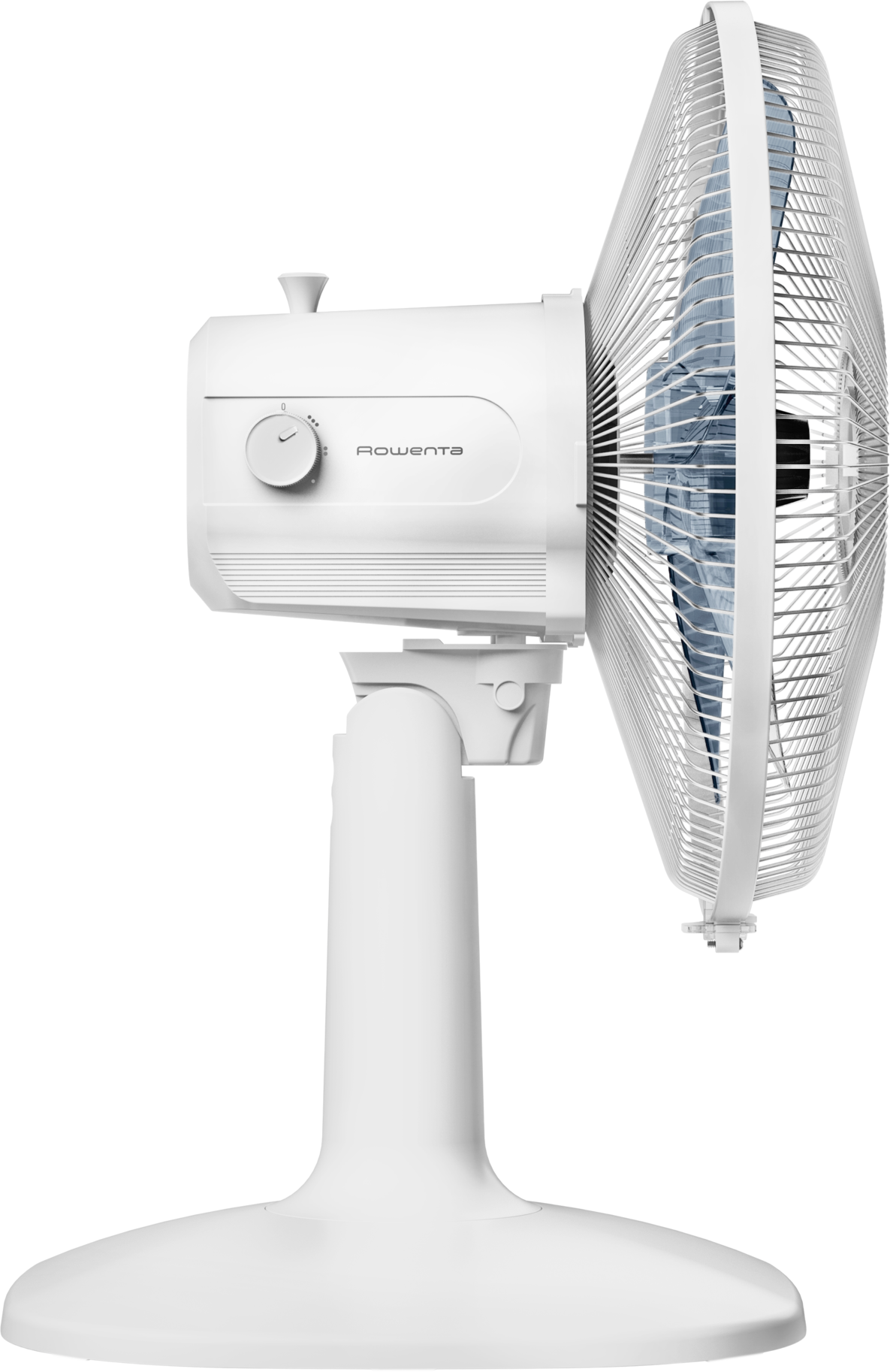 Egy fehér elektromos ventilátor állványon. Van rajta egy tárcsa és egy forgó ventilátorfej.