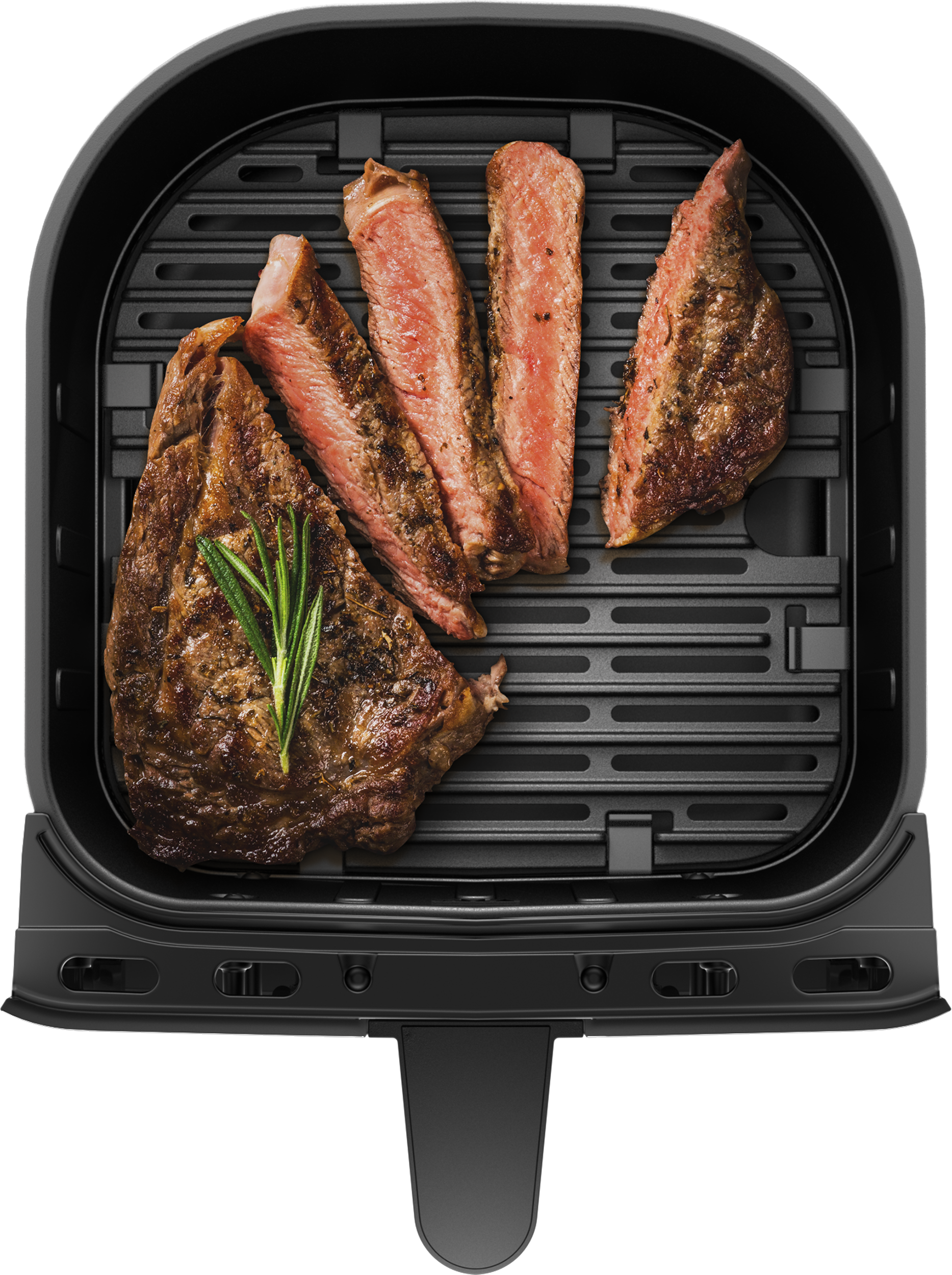 Felszeletelt steak egy fekete légpörkölő kosárban.