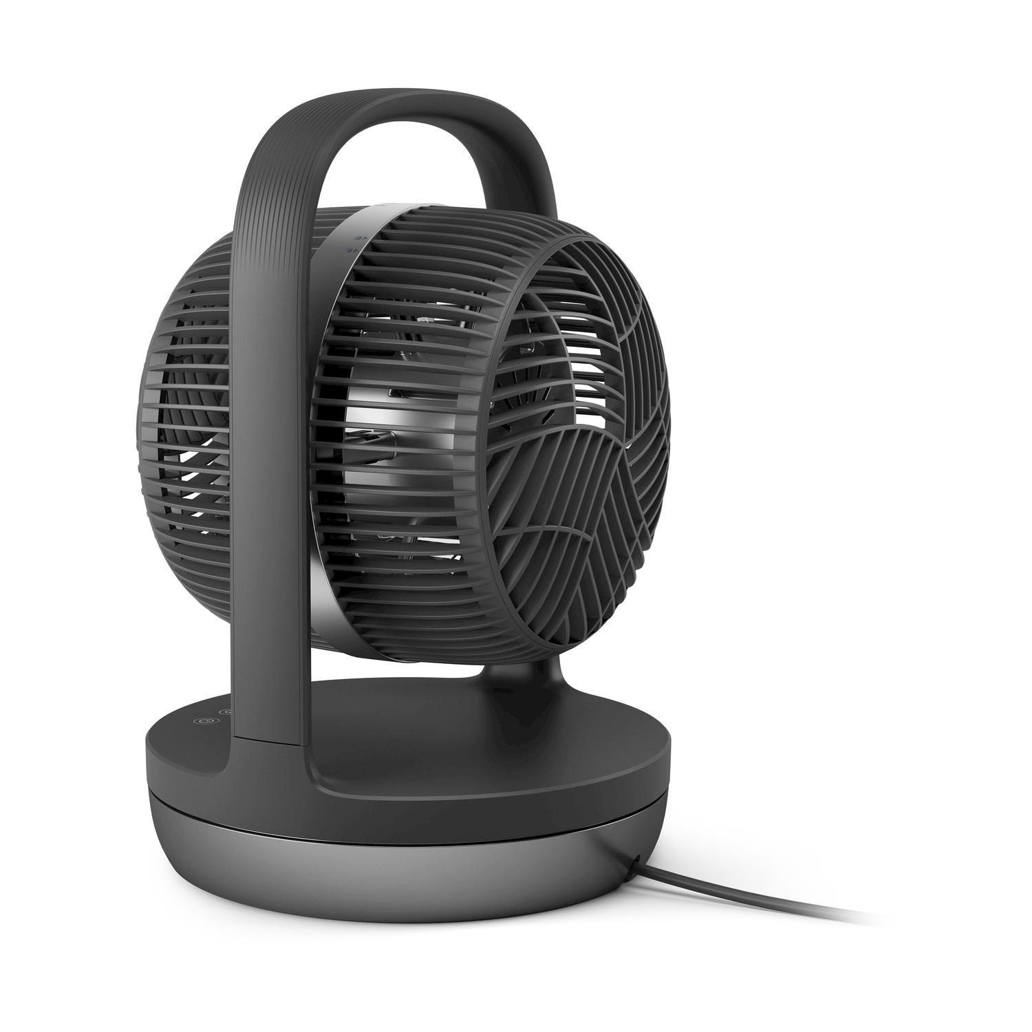 Un ventilatore sferico nero e grigio con maniglia, su sfondo bianco.