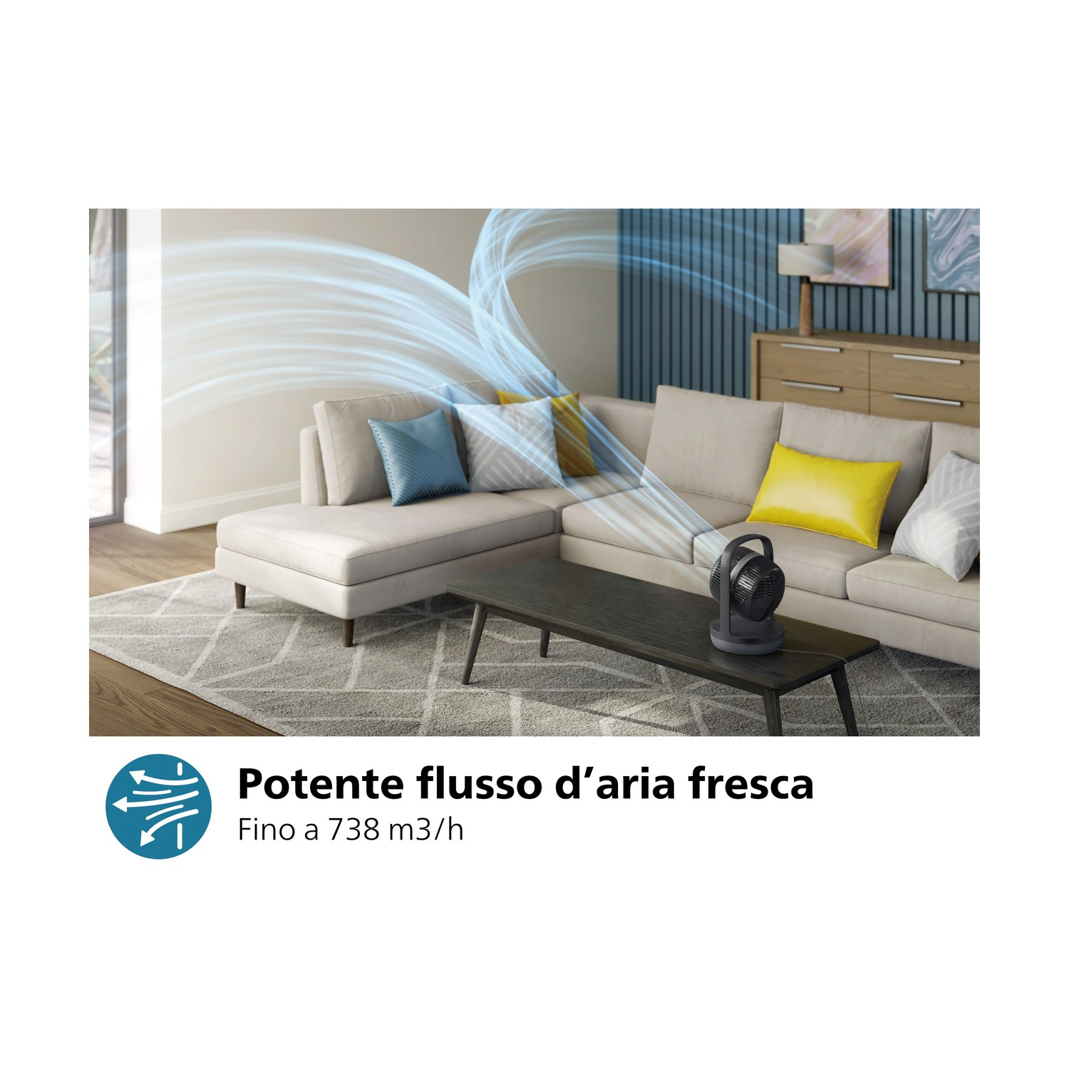 Un ventilatore nero, con linee di flusso d'aria blu. È vicino a un divano e a un tavolo.