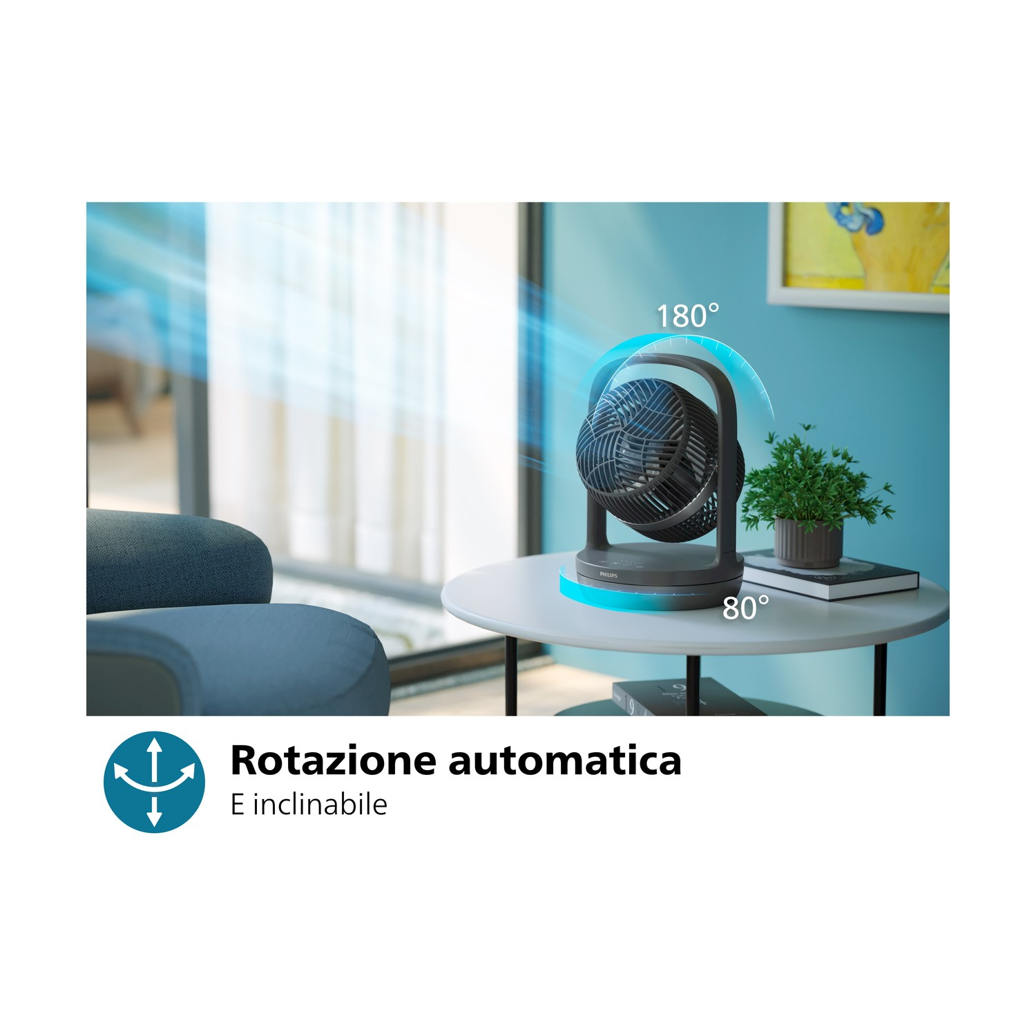 Ventilatore nero e grigio su un tavolo bianco. Pianta verde accanto. Luce blu sulla base. Testo: Rotazione e inclinazione automatica.
