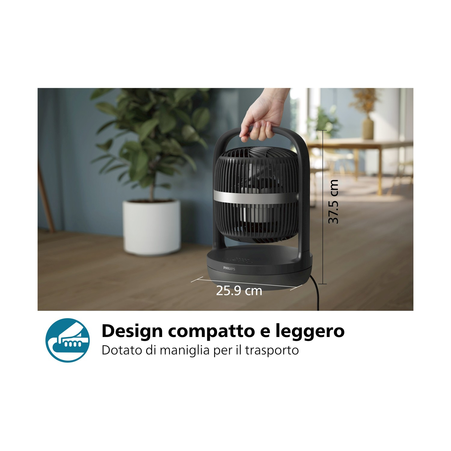 Un ventilatore nero con maniglia. Il ventilatore è su un pavimento in legno. Una persona tiene la maniglia.