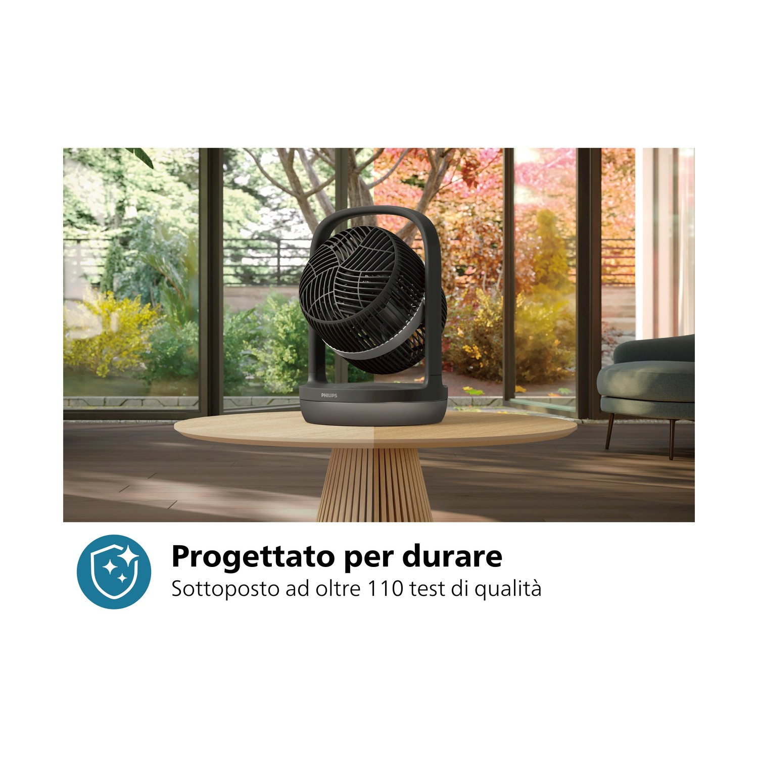 L'immagine mostra un ventilatore a sfera nero, su un tavolo di legno.