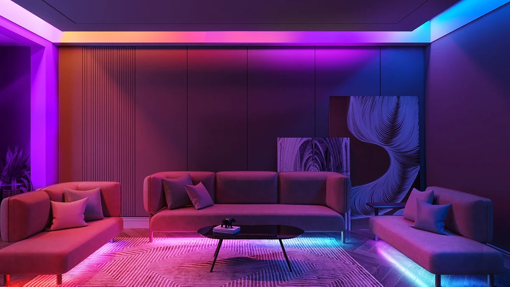 Salon z czerwonym, fioletowym i niebieskim oświetleniem. Sofa, krzesła i dywan. Sztuka na ścianie.