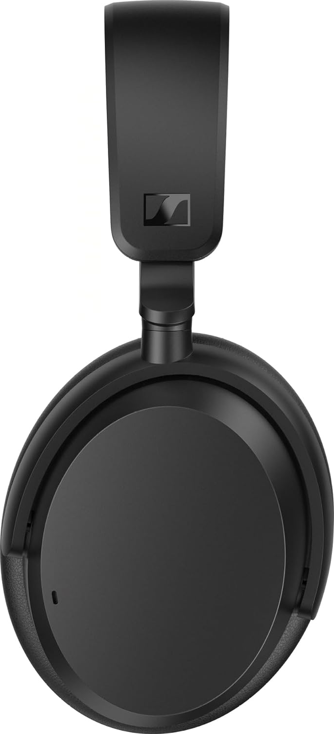 Cuffie Sennheiser nere, appese. Il design è elegante e moderno.