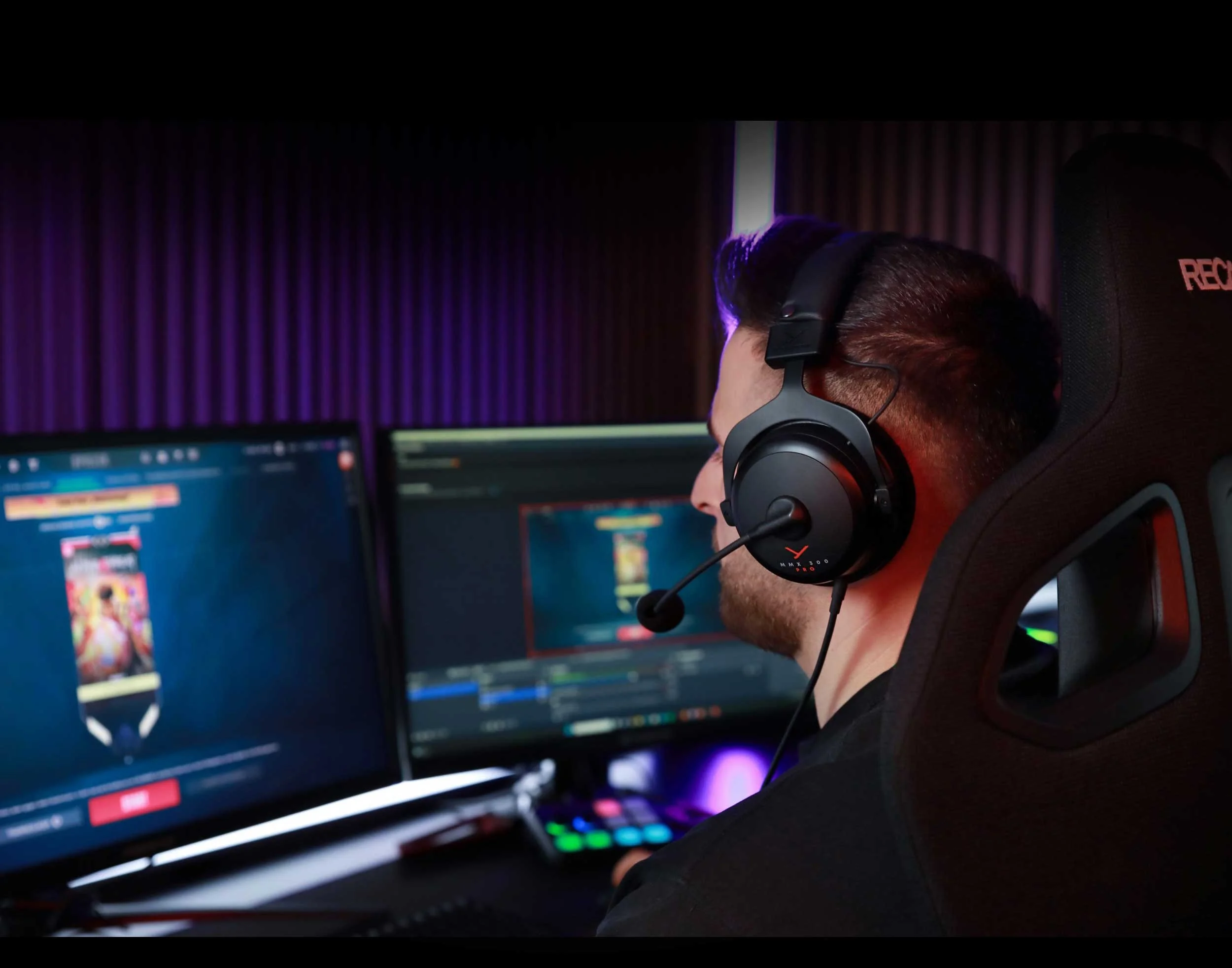 Eine Person spielt. Sie sind in einem dunklen Raum und tragen ein Headset.