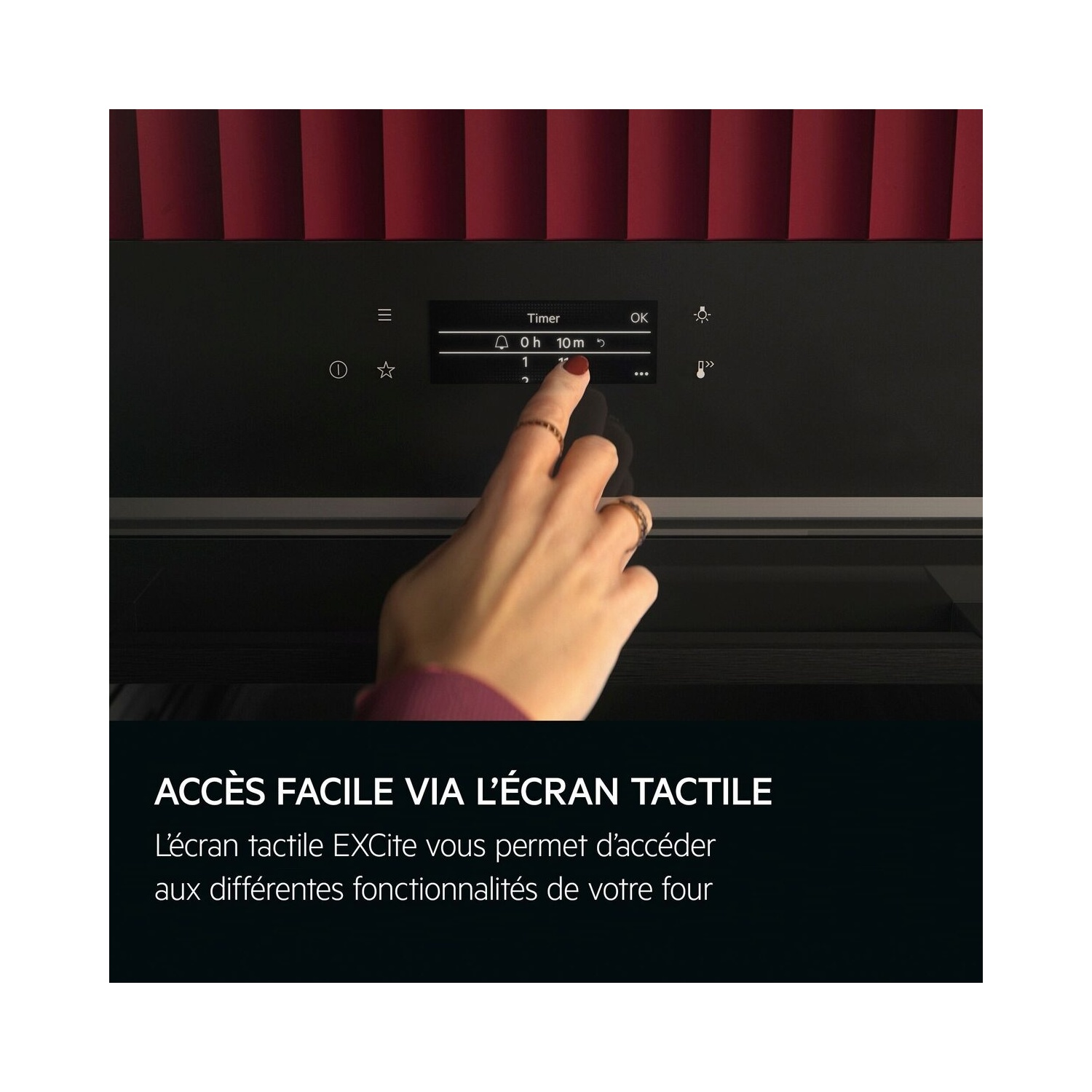 Une main touchant un écran sur un four noir avec du texte.
