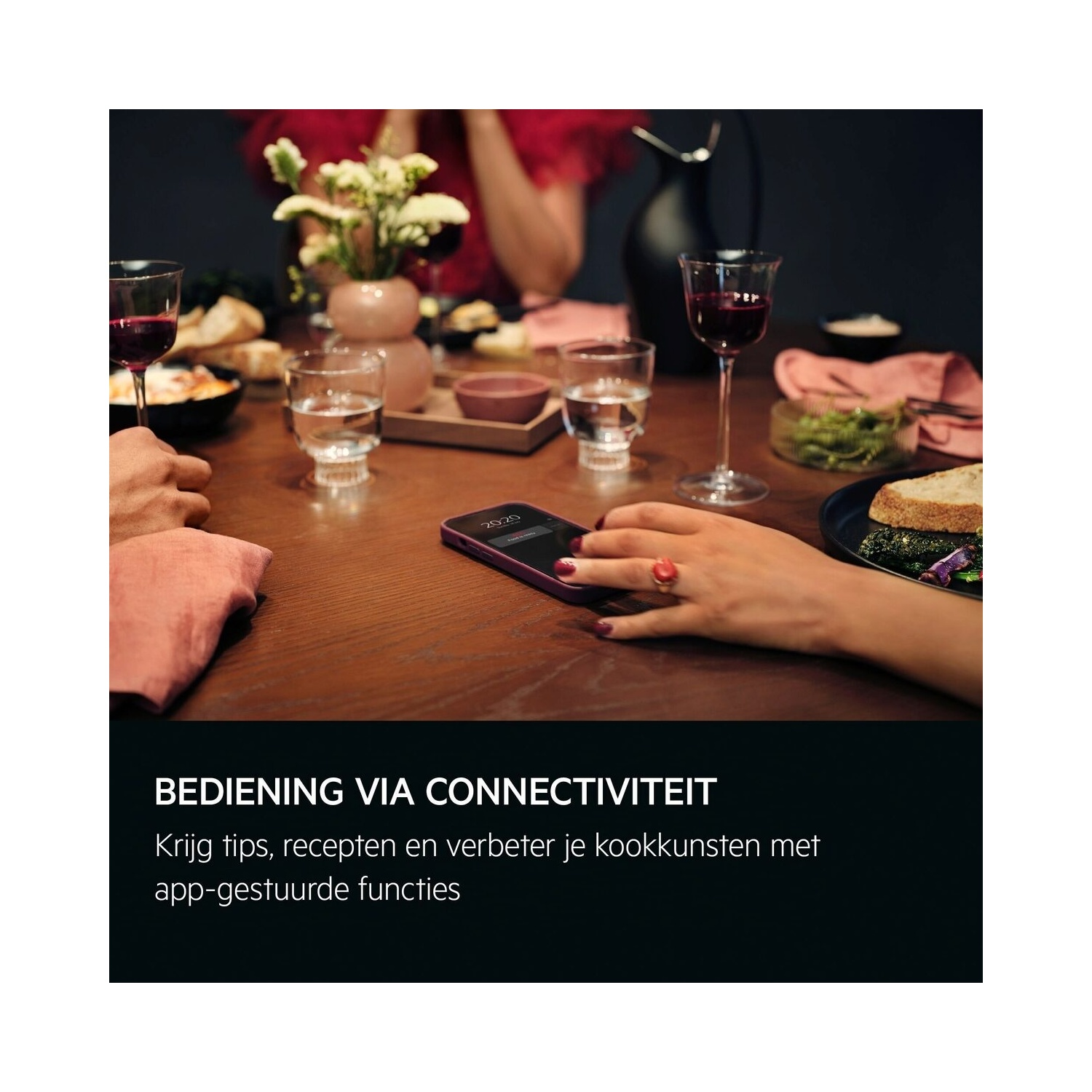 Mensen aan tafel met eten, drinken en een telefoon. Tekst: 'Bediening via connectiviteit'.