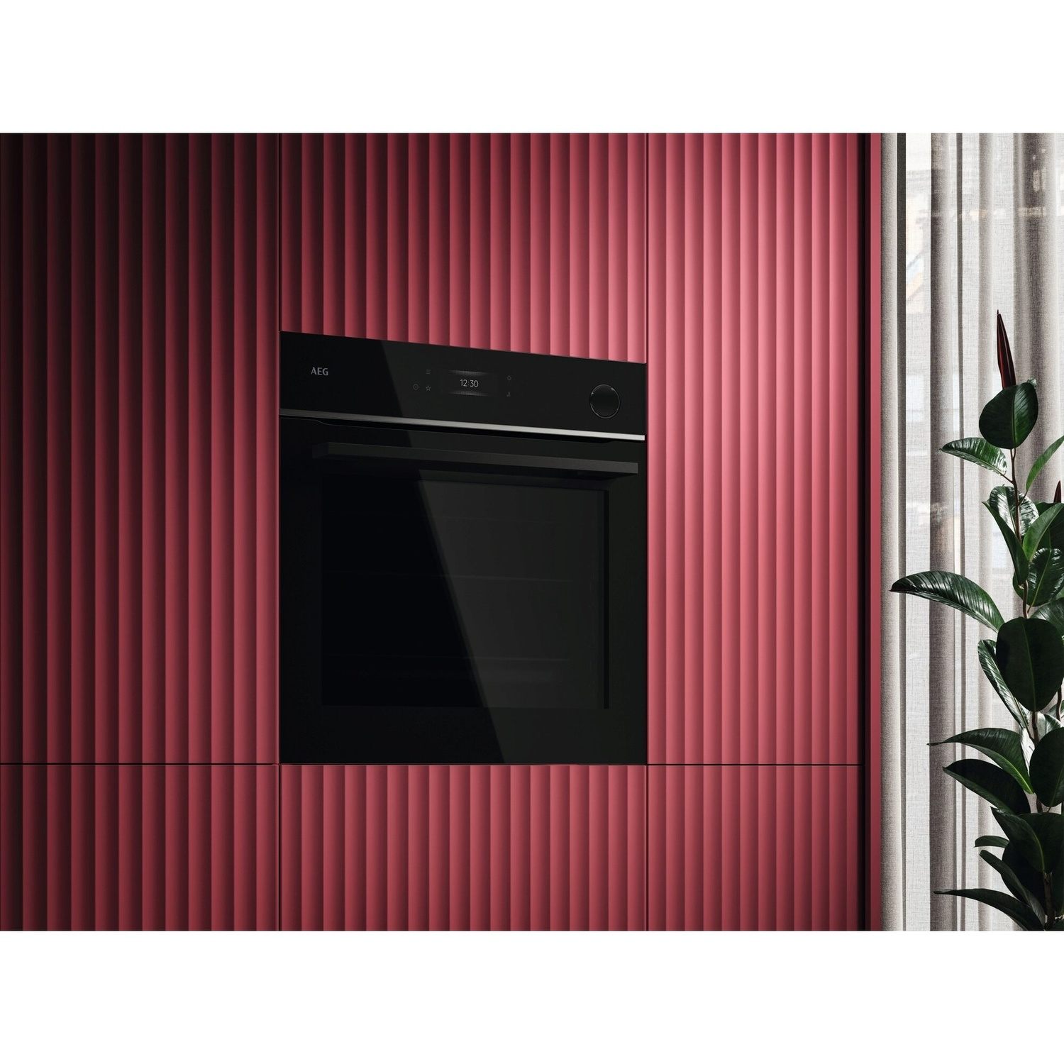 Un four encastré dans un décor de cuisine rouge, avec un design moderne.