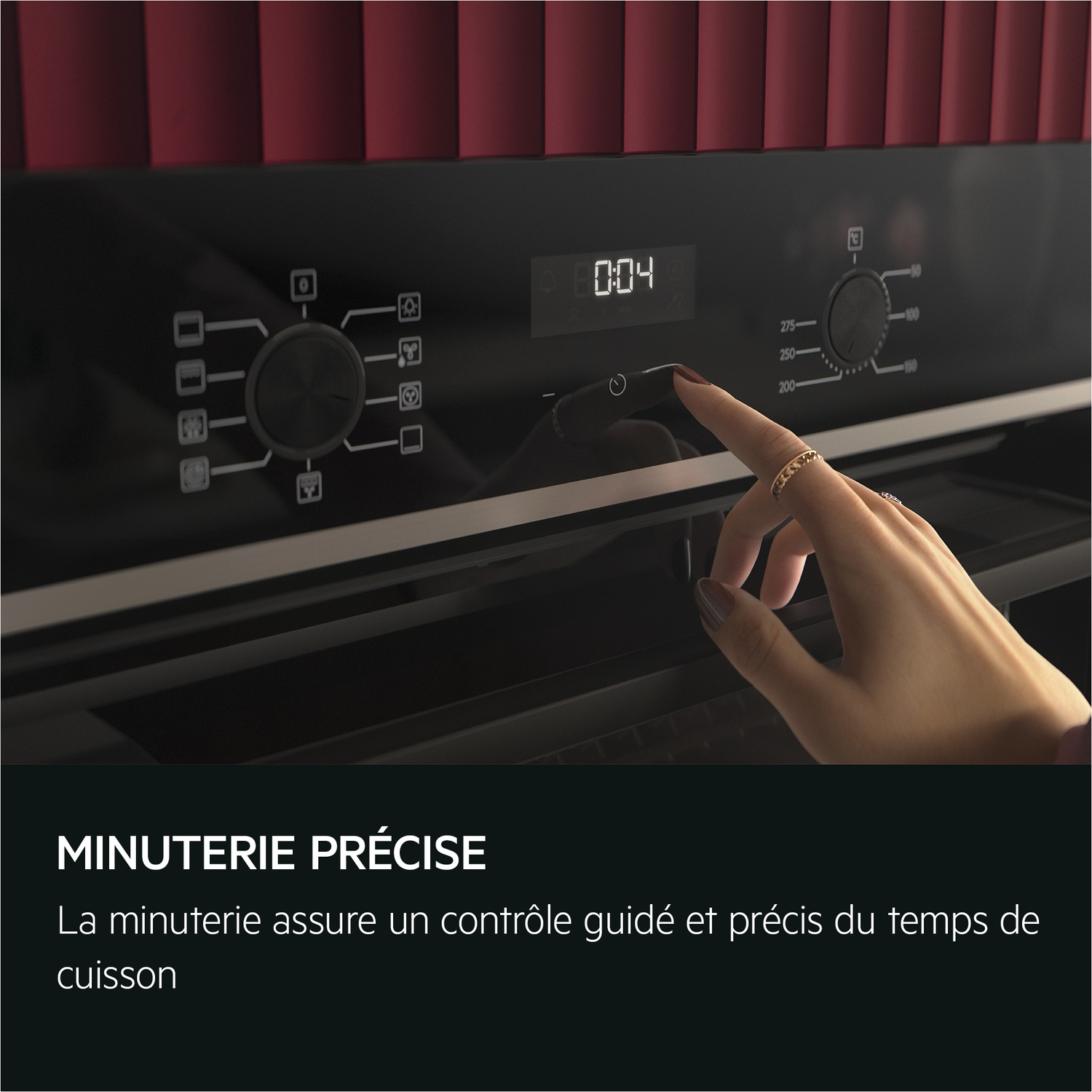 La main d'une femme touche un panneau de commande du four avec une minuterie.