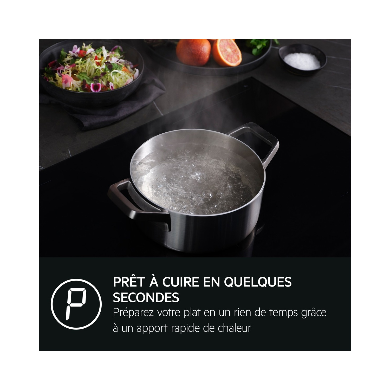 Casserole en acier inoxydable d'eau bouillante sur une plaque de cuisson électrique noire. Texte superposé.