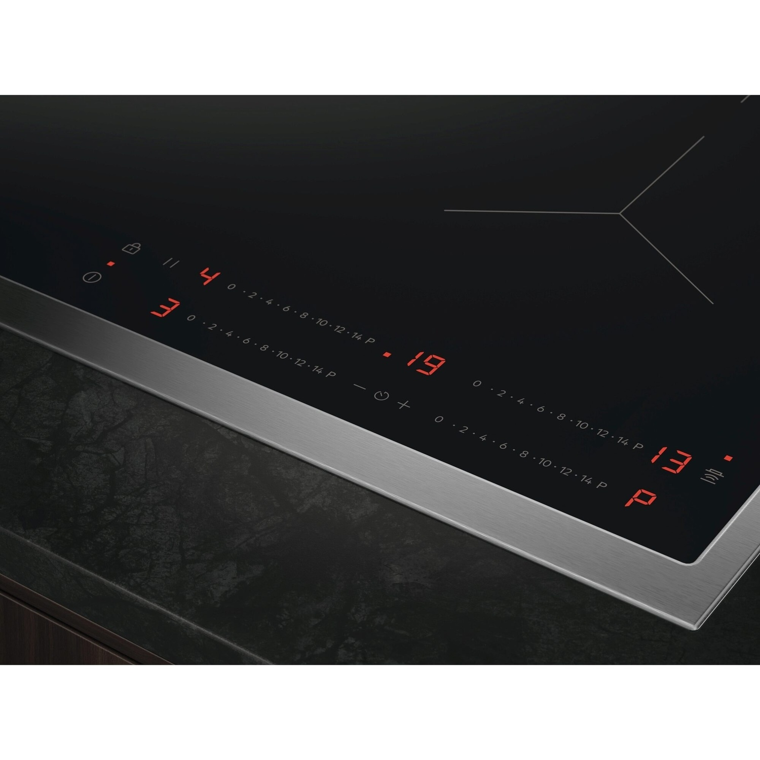 Gros plan sur une table de cuisson à induction avec affichage numérique et panneaux de commande.