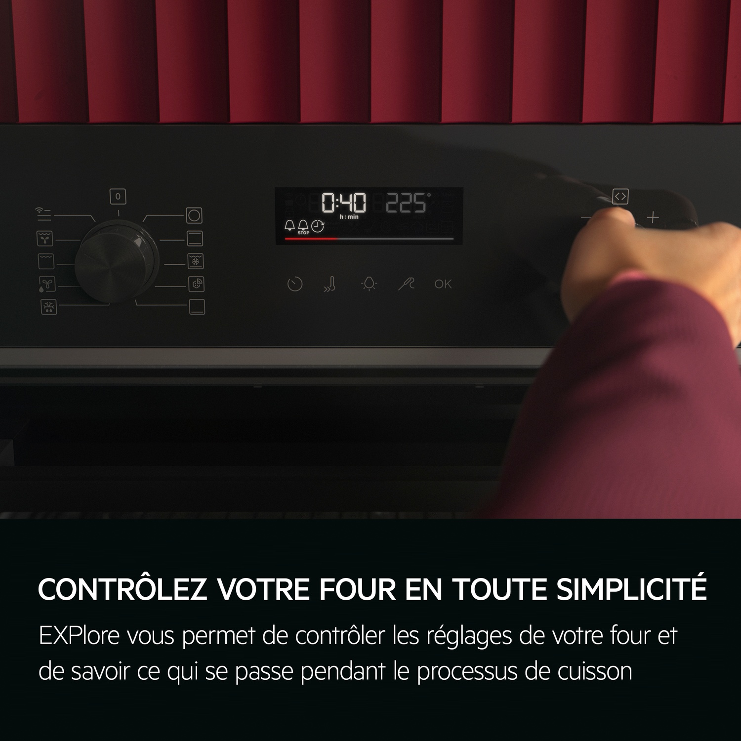 Le panneau de commande du four affiche l'heure et la température. Une main ajuste les réglages. Fond rouge foncé.