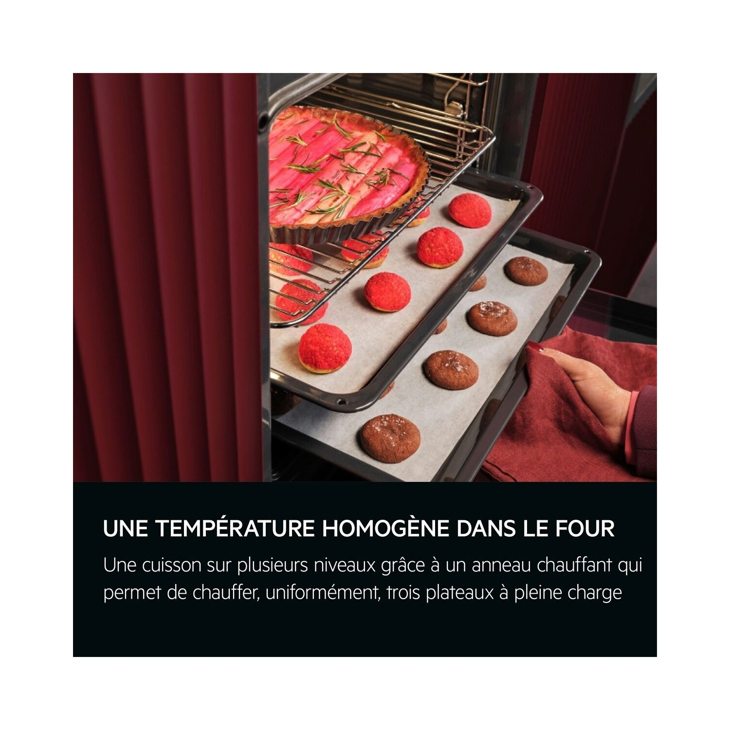 Un four avec des plateaux de nourriture à l'intérieur. Un plateau a une tarte, d'autres ont des pâtisseries. Des panneaux rouges sont visibles.
