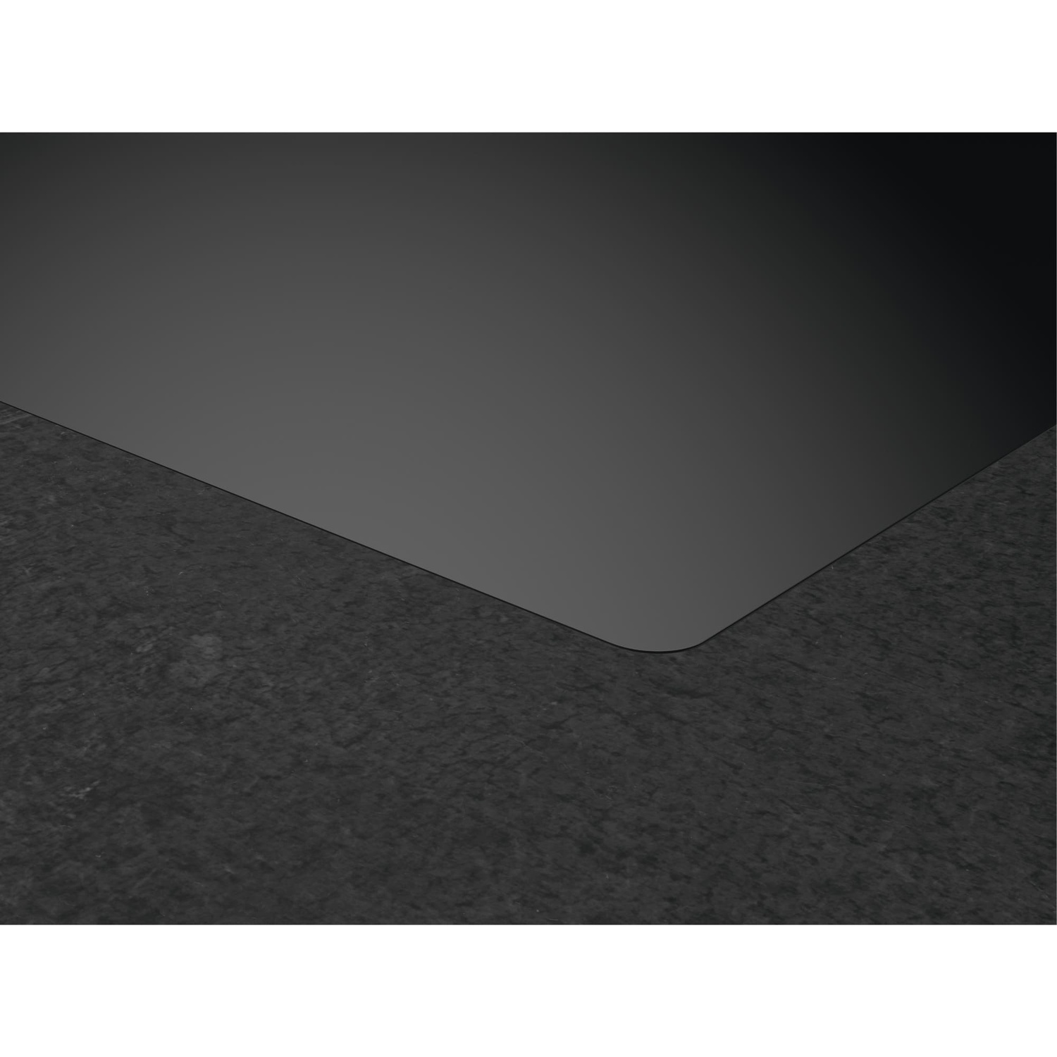 Gros plan sur une surface de plaque de cuisson noire sur une surface noire texturée.