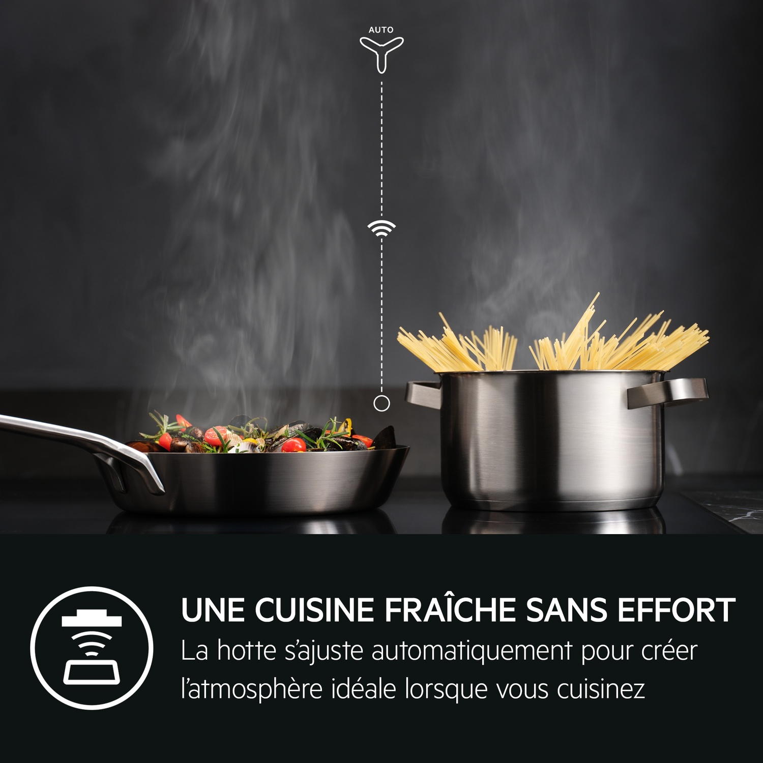 Un pot de pâtes et une poêle avec des légumes sur une cuisinière, de la vapeur s'élève.