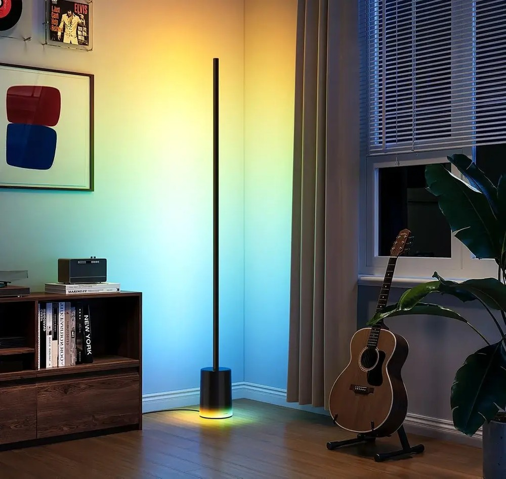 Wysoka lampa ze zmieniającymi kolor światłami.