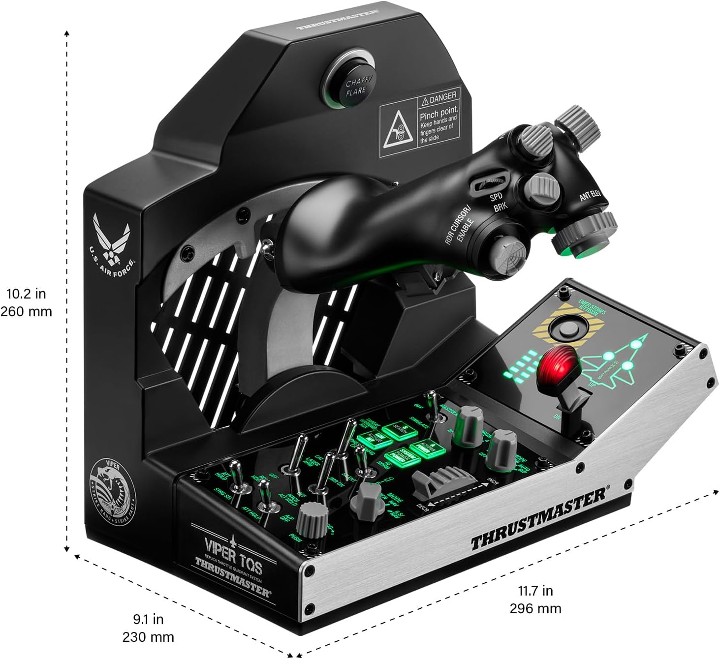 Panel de control de simulador de vuelo con joystick, botones y medidas mostradas.