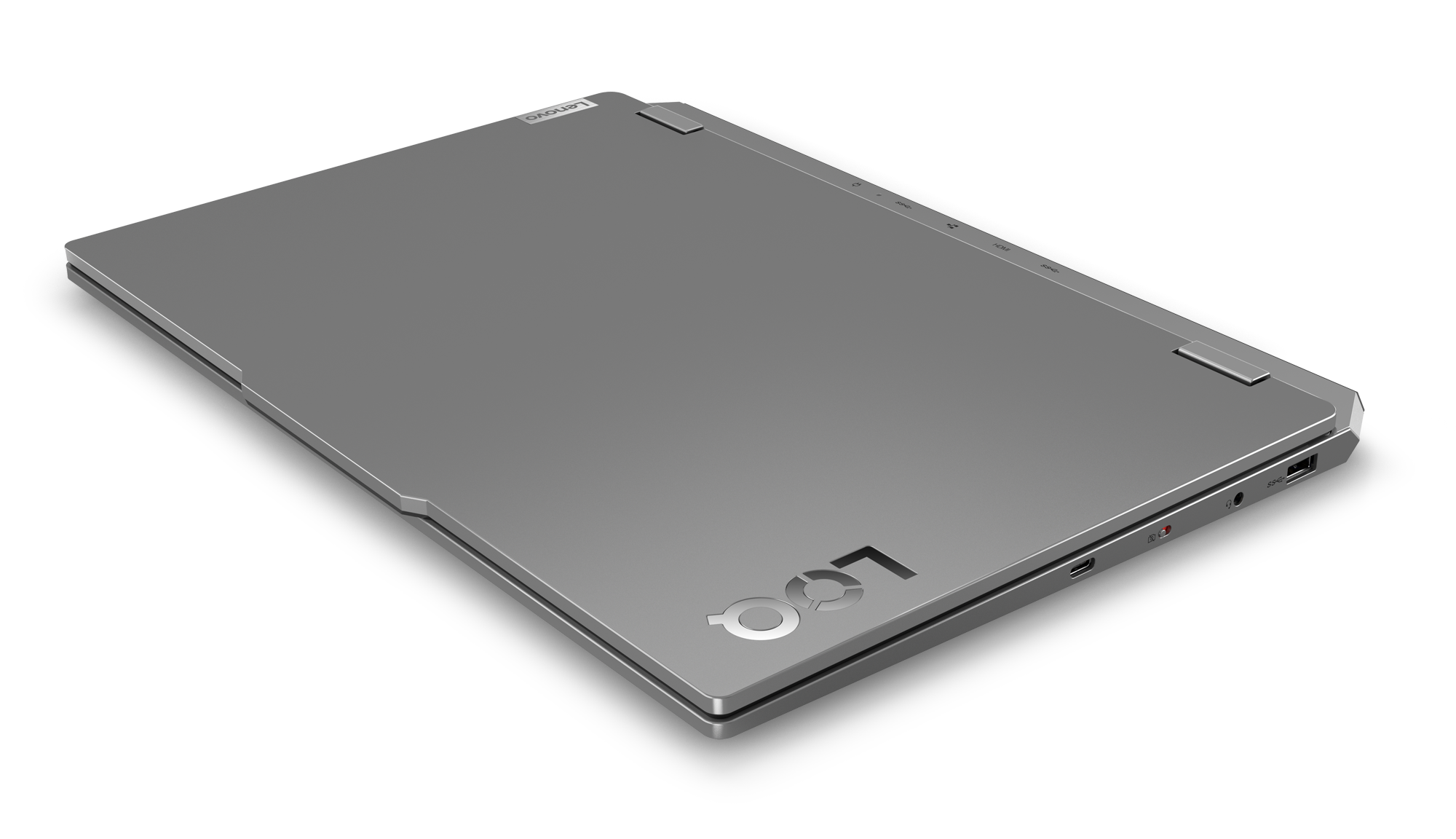 Szary laptop z zamkniętą pokrywą, lekko pochylony. Logo Lenovo widoczne w górnym rogu.