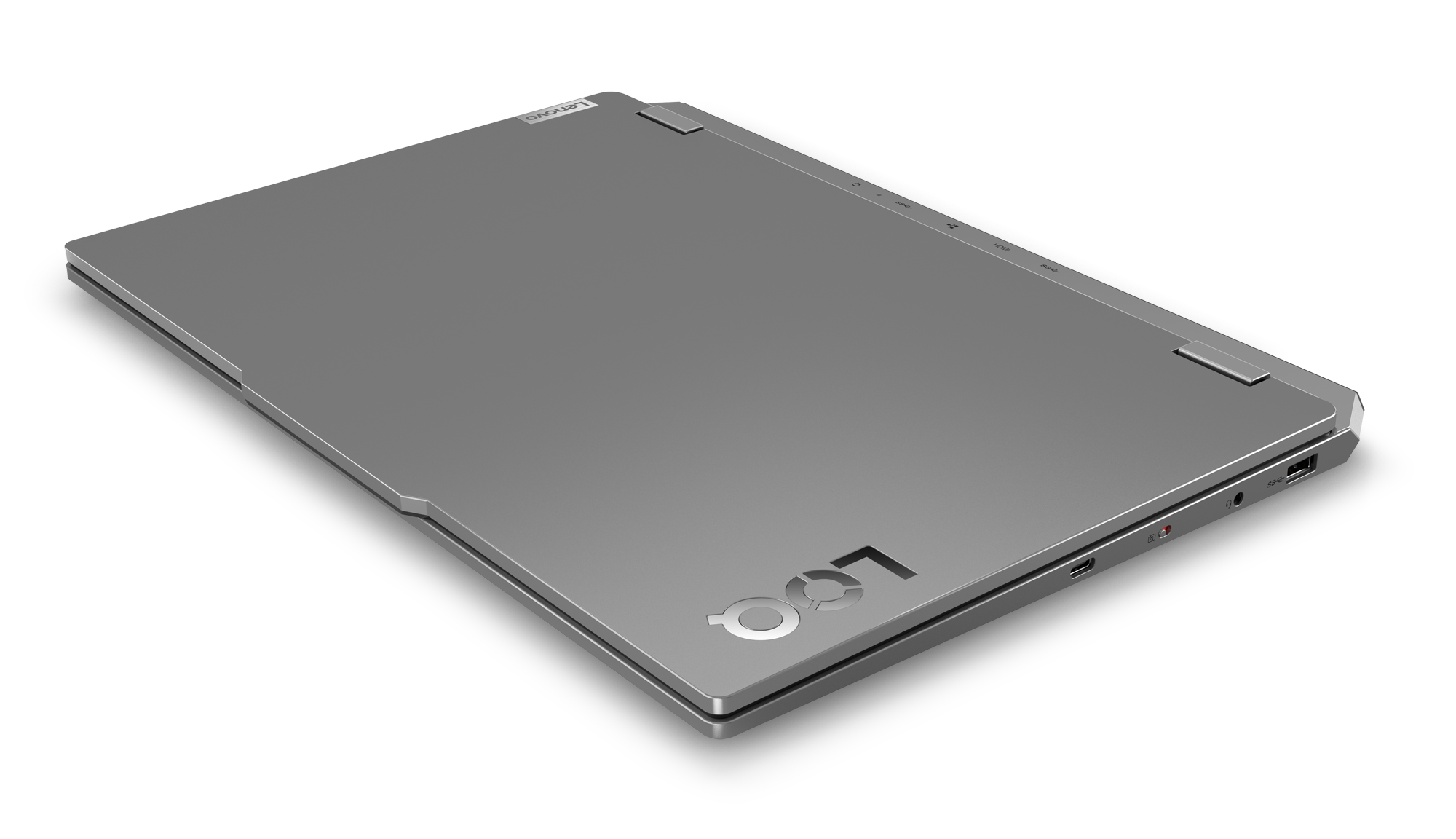 Szary laptop Lenovo, zamknięty, widok z tyłu. Widoczne logo Lenovo. Czarne tło.