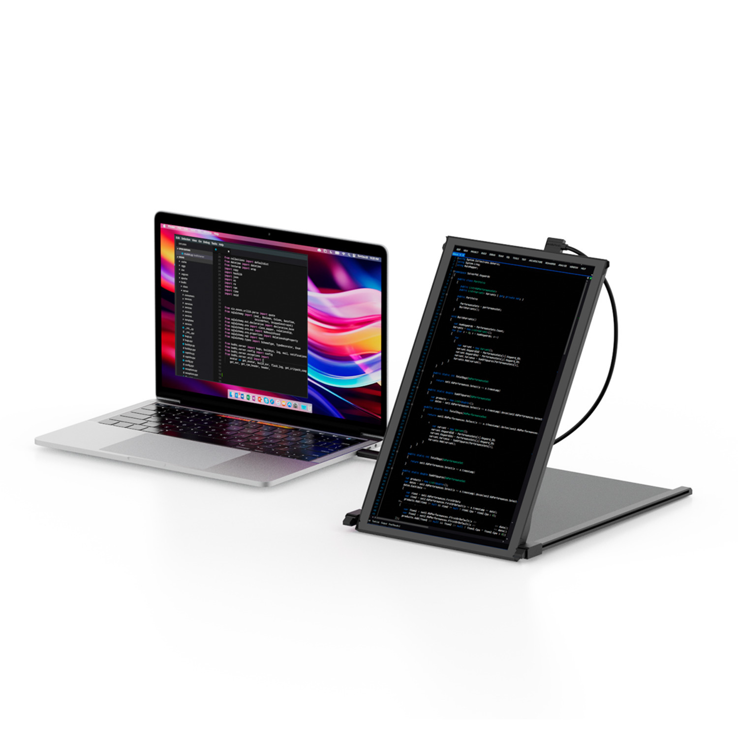 Un ordinateur portable et un moniteur affichant du code, côte à côte.