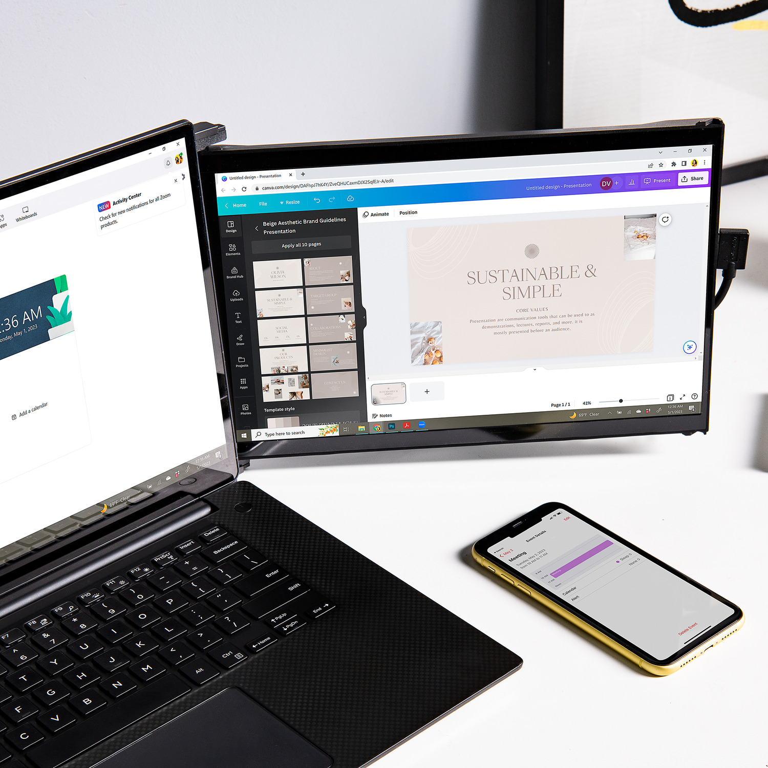 Ordinateurs portables et un téléphone sur une surface blanche. Les écrans affichent des pages web.