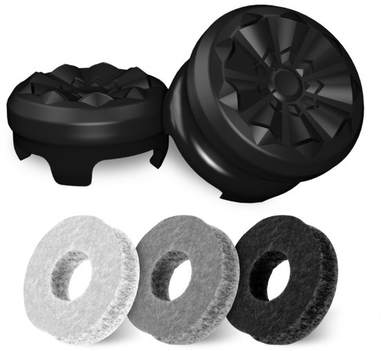 Czarne joysticki kontrolera i trzy różnokolorowe nakładki na joysticki. Dwa joysticki, trzy nakładki.